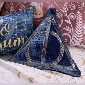 HARRY POTTER™ DEATHLY HALLOWS™ Pillow